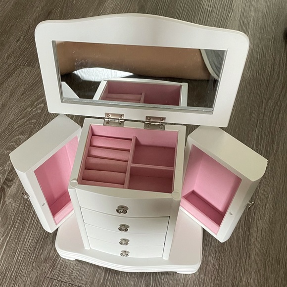 White and Pink Jewelry Box Jewelry Organizers